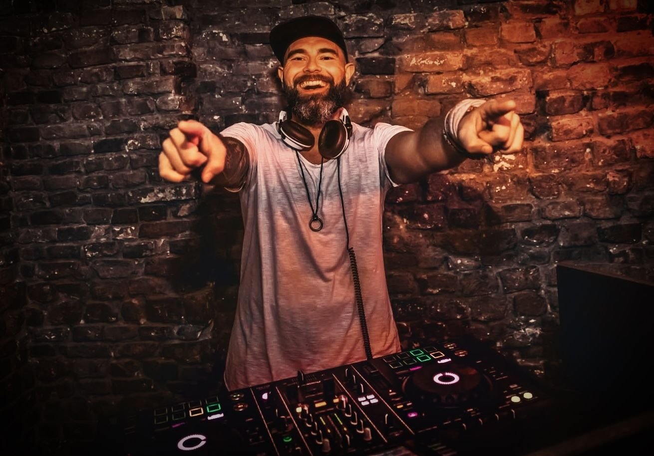 Oliver Grann ved DJ-controller — promo