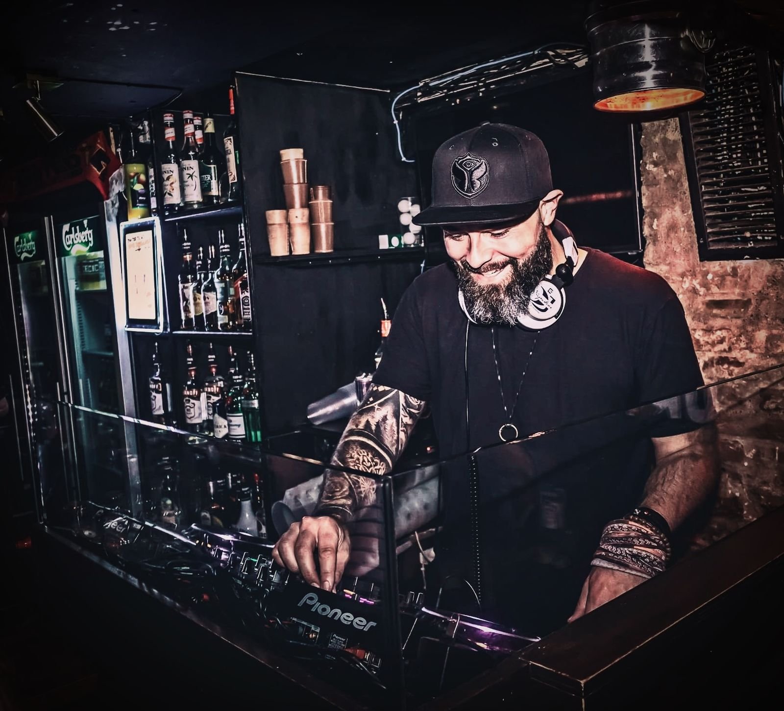 Oliver Grann (GRANNMASTER) ved Pioneer-booth